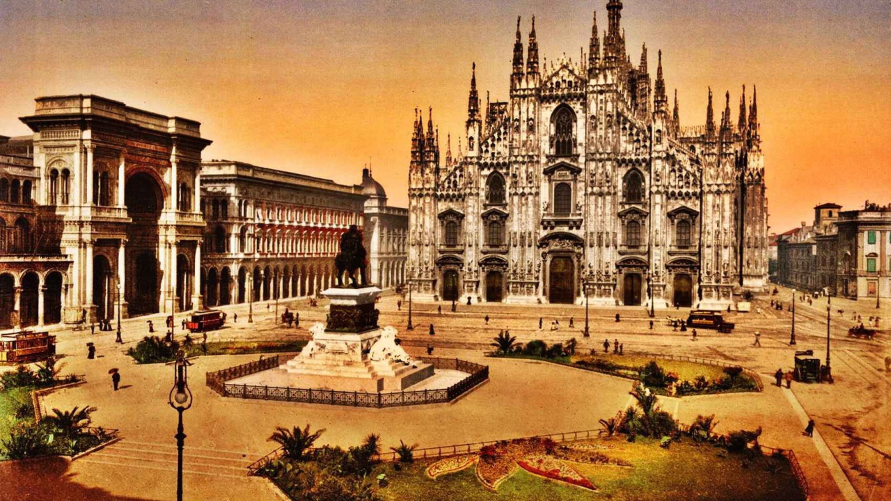 Старинная площадь в Милане, Италия