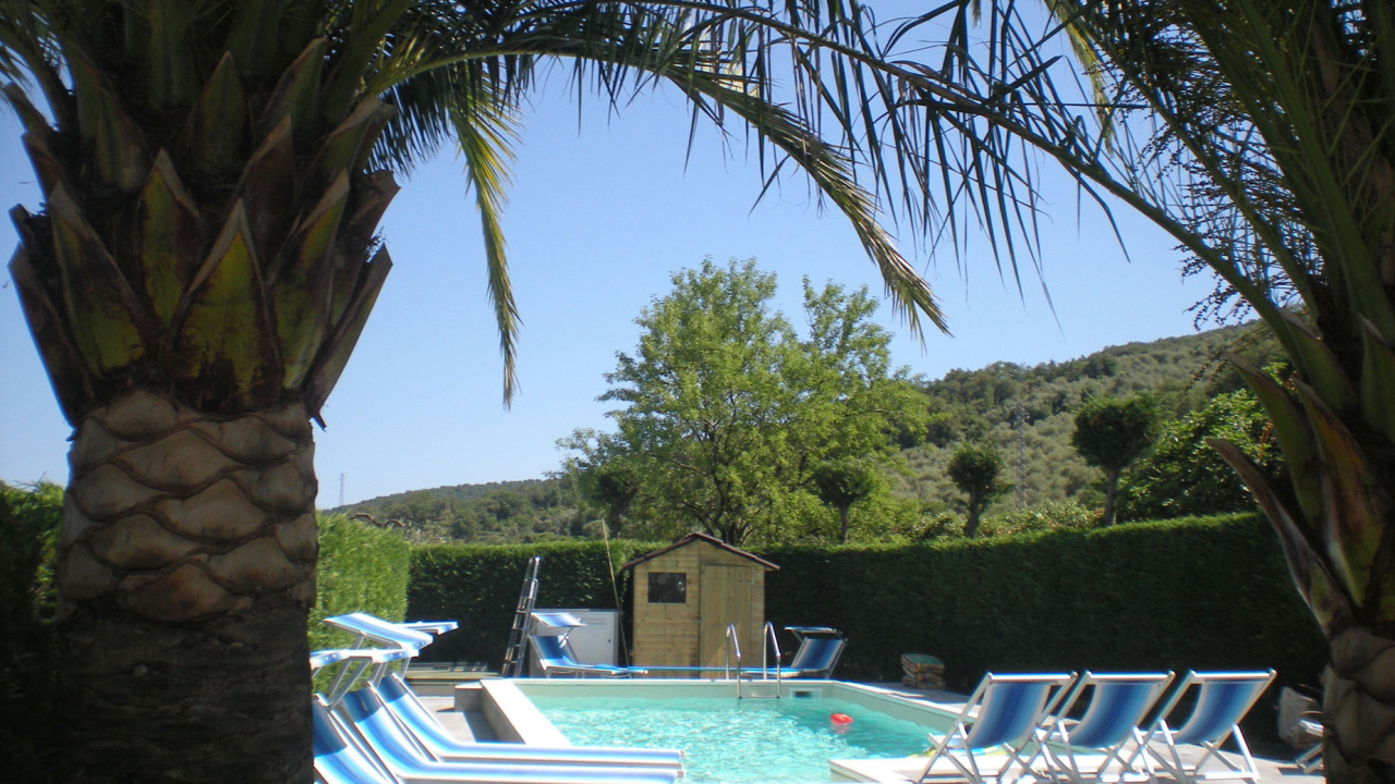 Бассейн в отеле на курорте Империя, Италия