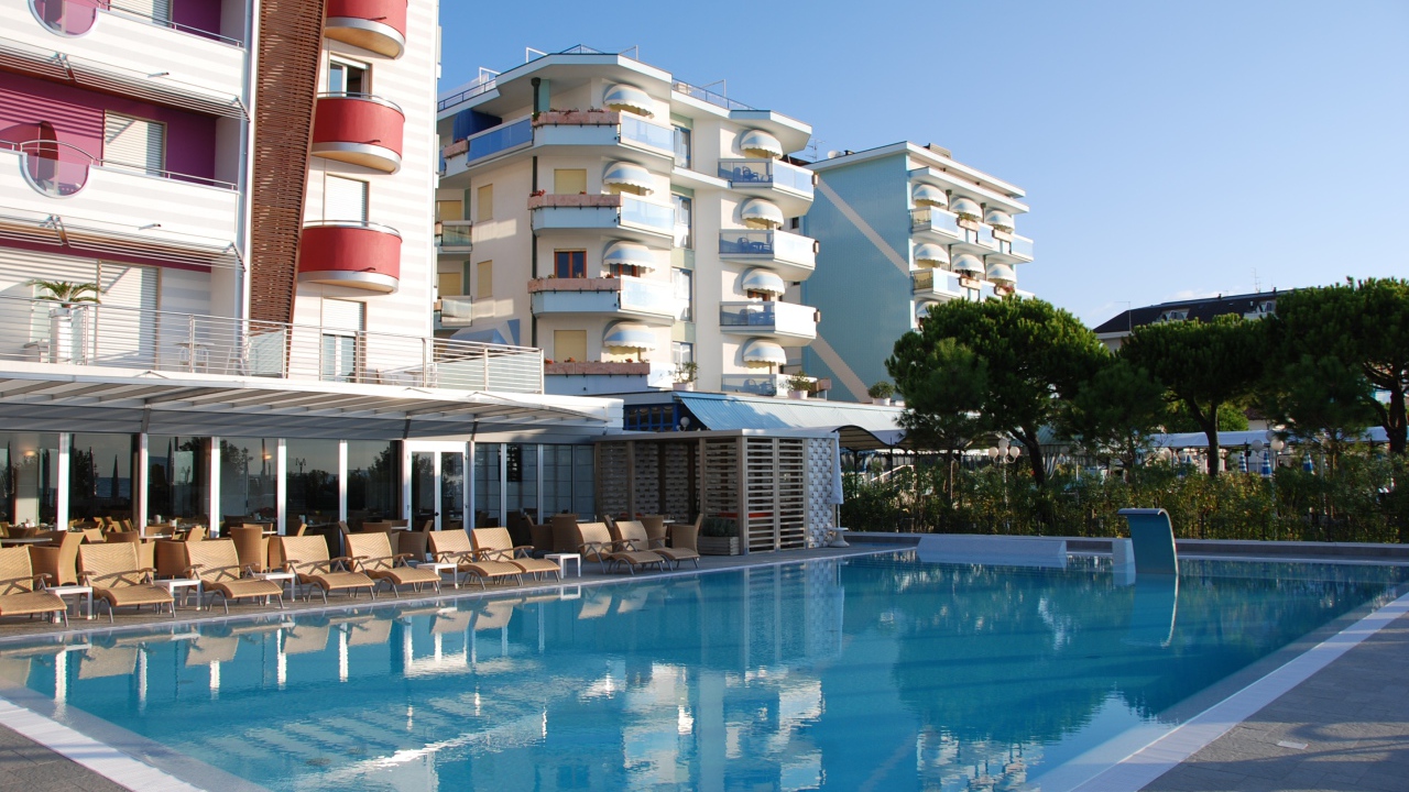 Бассейн в отеле на курорте Лидо ди Езоло, Италия