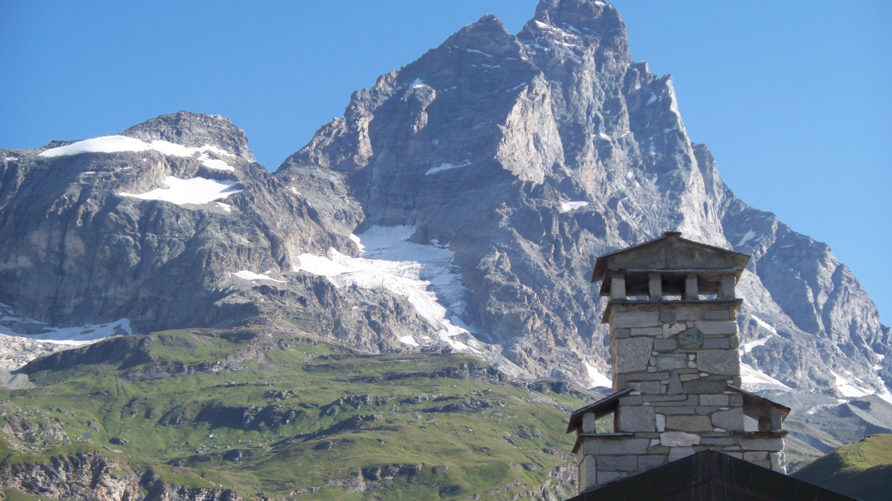 Дом на фоне гор на горнолыжном курорте Червиния, Италия