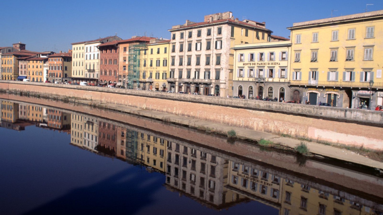 Дома на берегу канала в Пизе, Италия