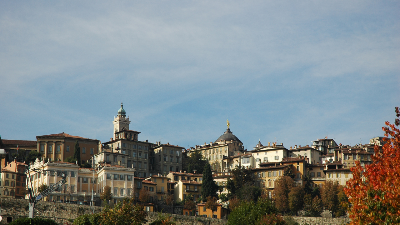 Дома на склоне в Бергамо, Италия