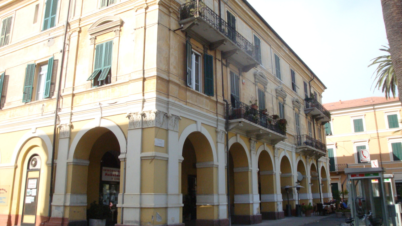 Дом на улице на курорте Диано Марино, Италия