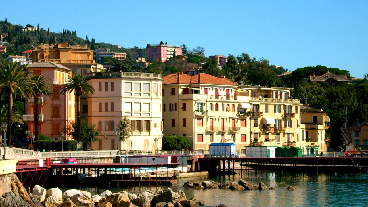 Дома на набережной на курорте Рапалло, Италия