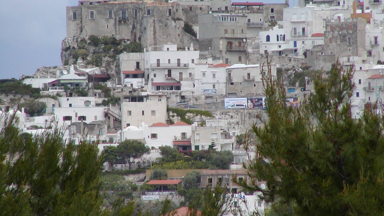 Дома на скале на курорте Пизавр, Италия