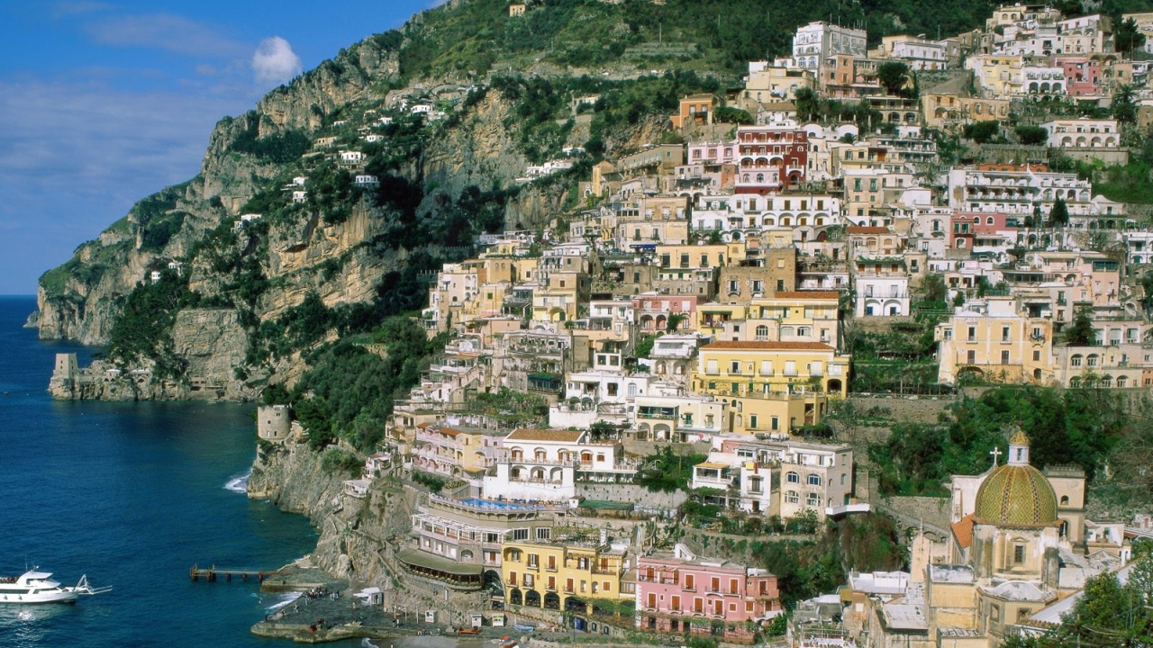 Дома на склоне горы на острове Сицилия, Италия