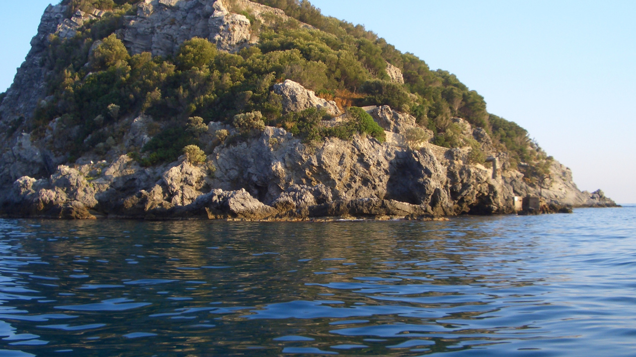 Островок у побережья на курорте Споторно, Италия