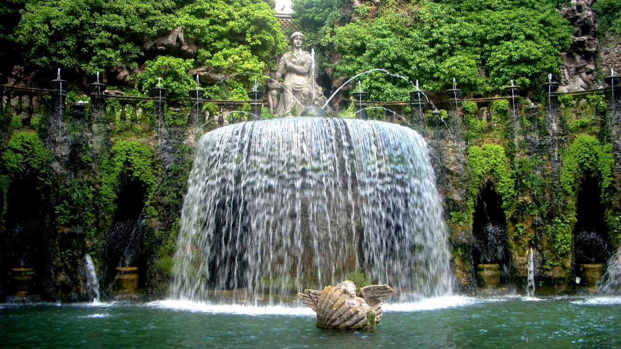 Великолепный фонтан в Тиволи, Италия