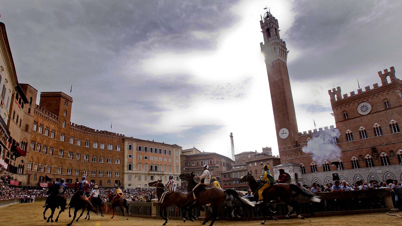 Средневековые скачки в Сиене, Италия