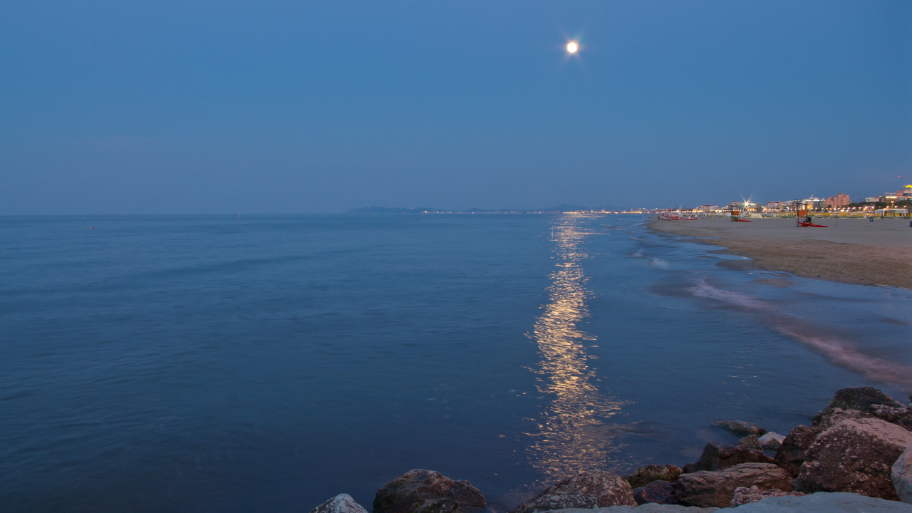 Лунная дорожка на пляже на курорте в Римини, Италия