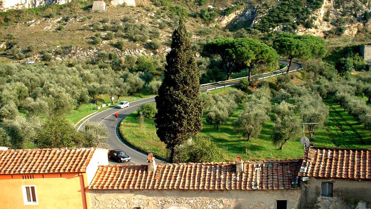 Горная дорога на курорте в Монтекатини Терме, Италия