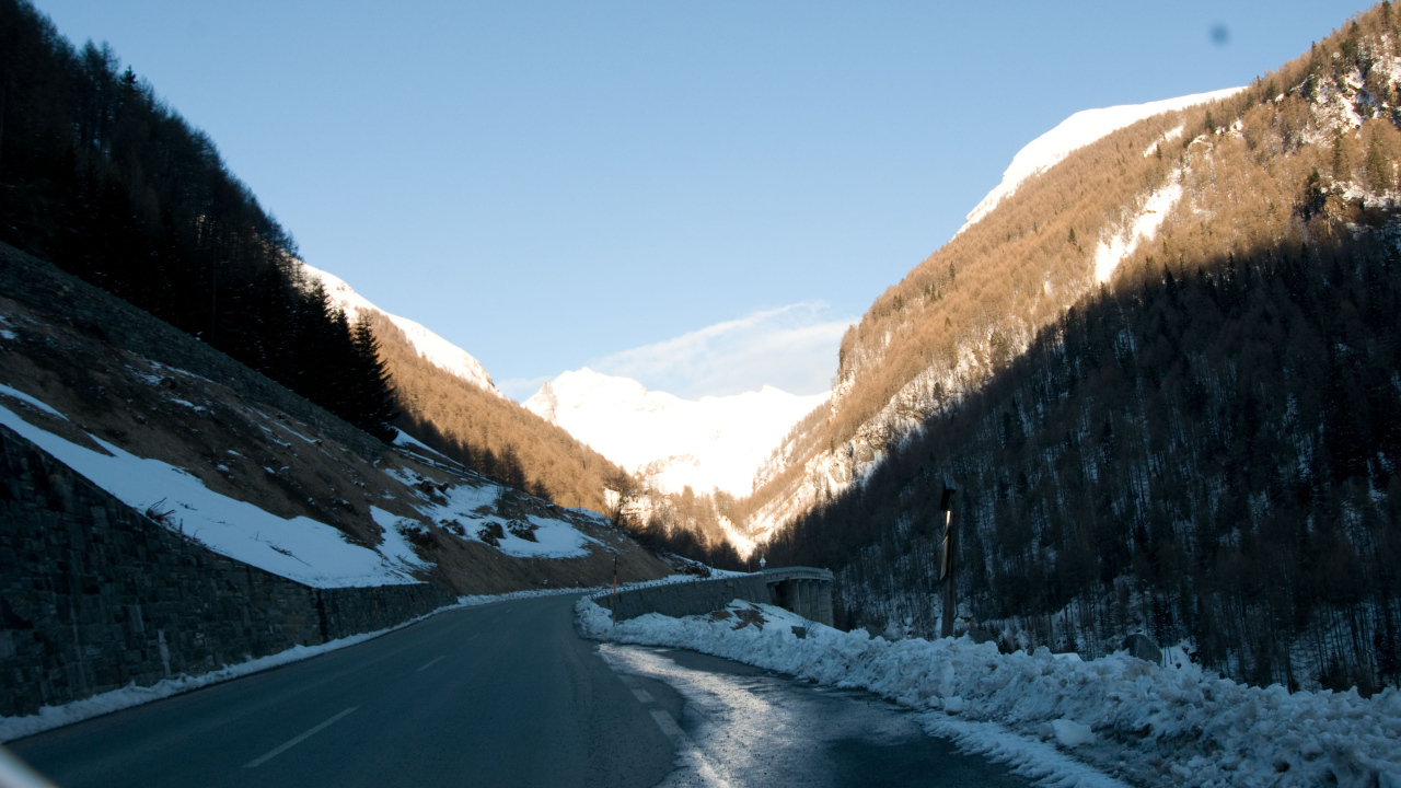 Горная дорога на горнолыжном курорте Кортина д'Ампеццо, Италия