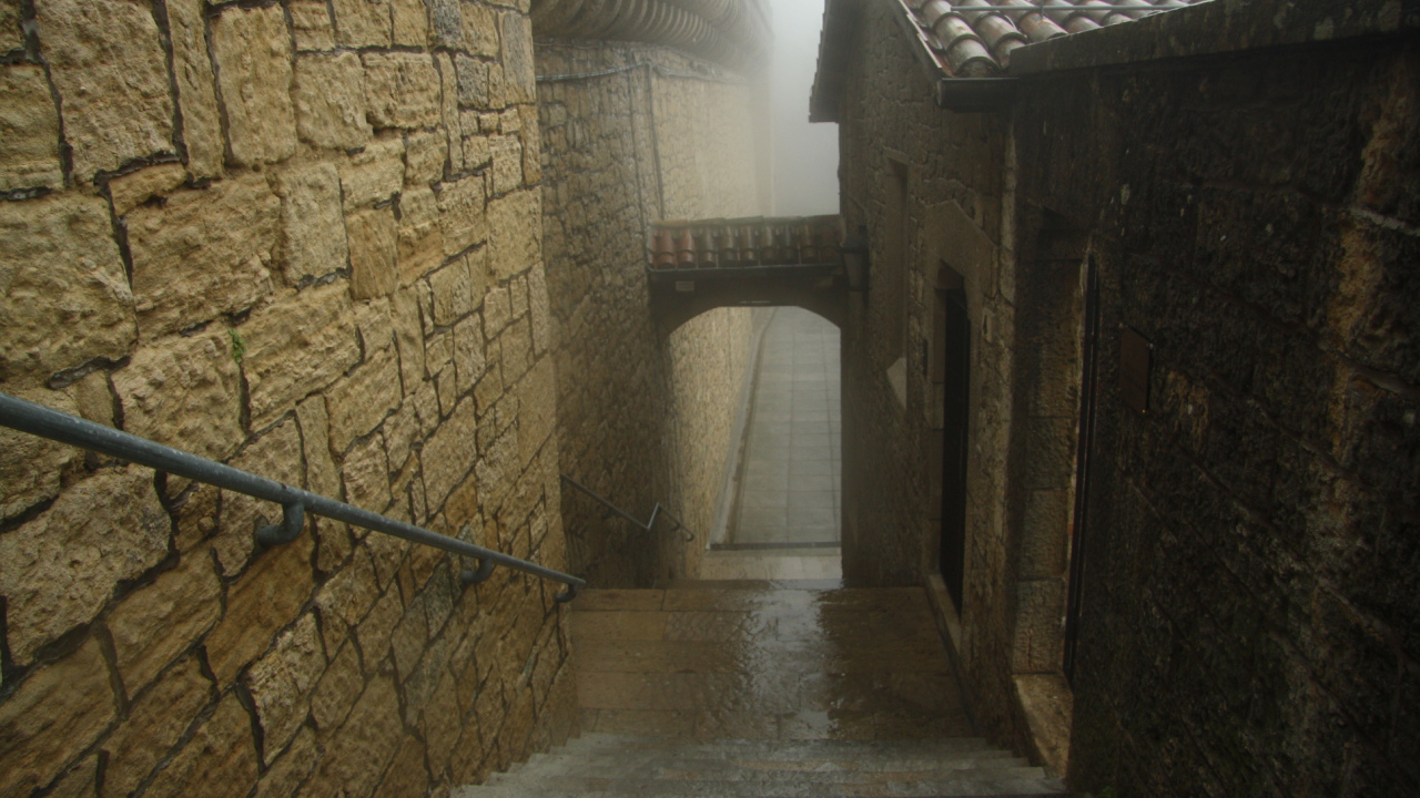 Узкие улочки в Сан Марино, Италия