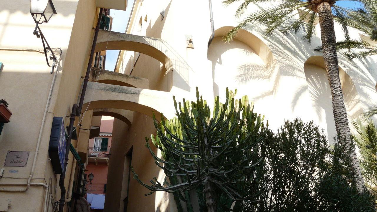 Узкие улочки в городе на курорте Бордигера, Италия