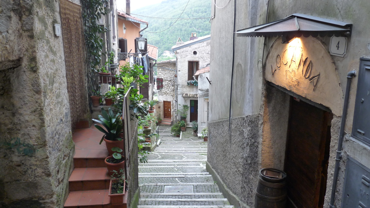 Узкие улочки на курорте Фьюджи, Италия