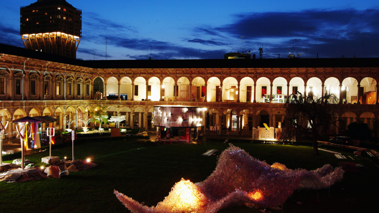 Ночная площадь в Милане, Италия