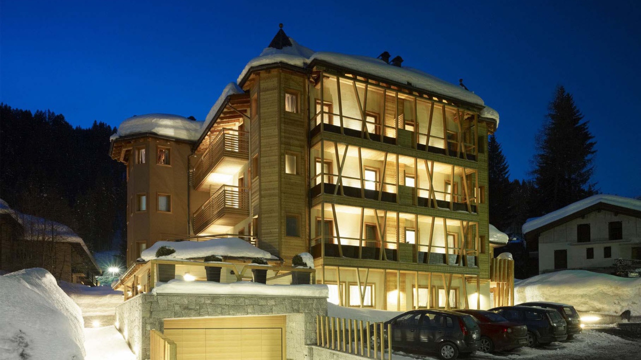 Ночные огни на горнолыжном курорте Мадонна ди Кампильо, Италия