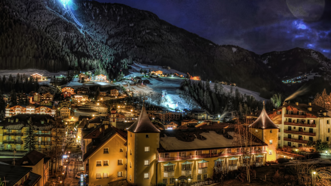 Ночные огни на курорте Ортизей, Италия