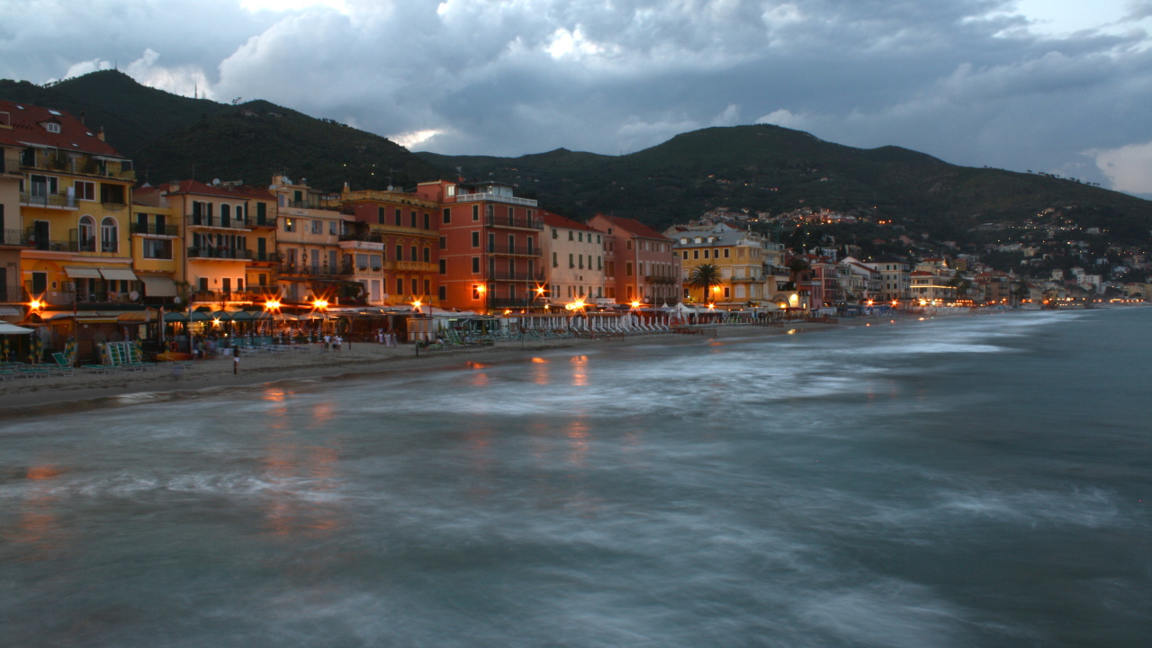 Ночные огни на курорте Алассио, Италия