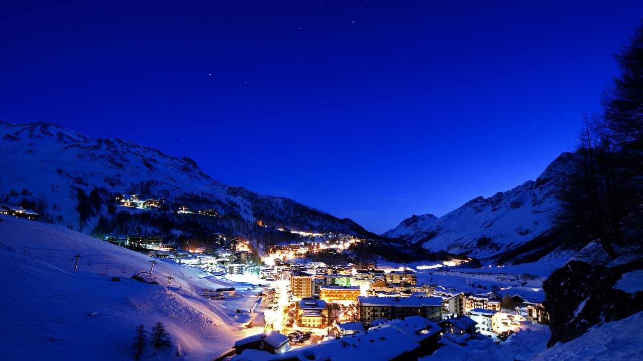 Ночные огни на горнолыжном курорте Червиния, Италия