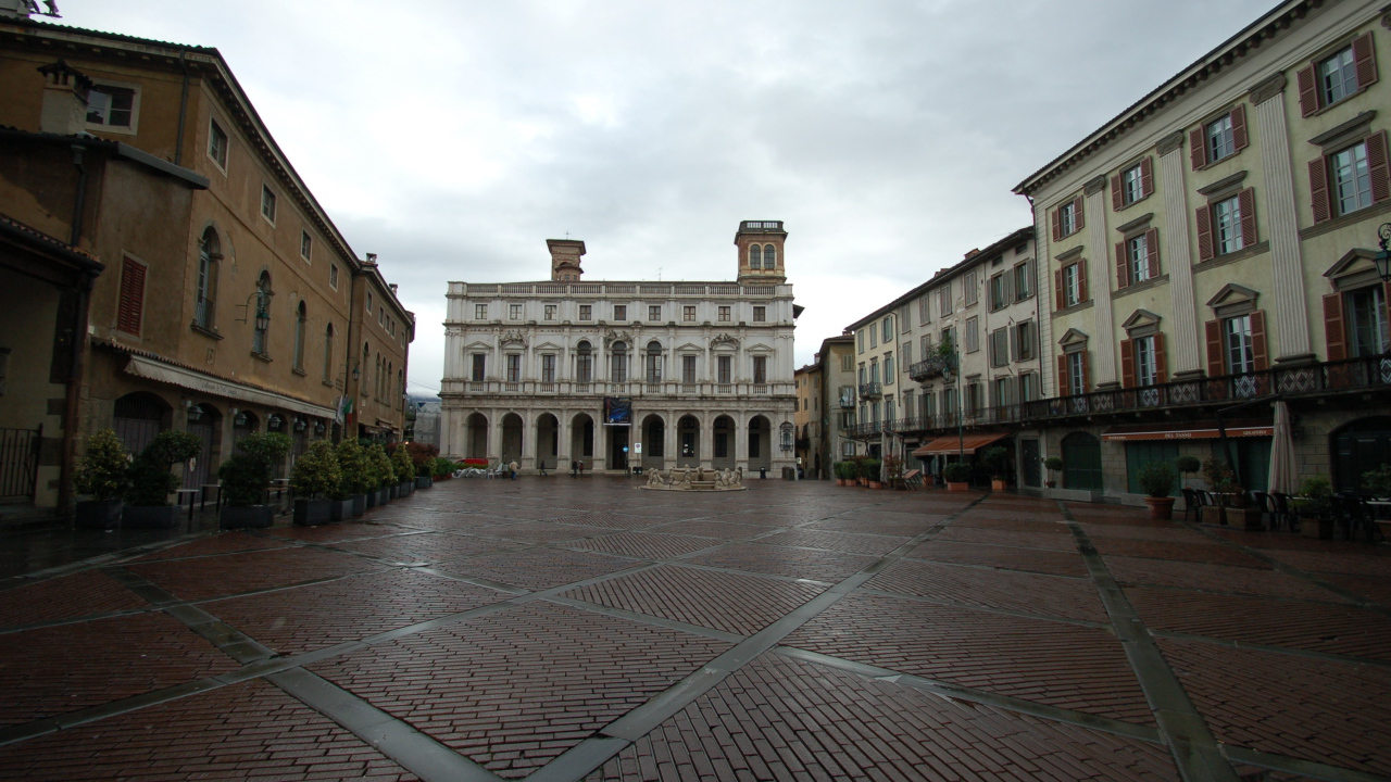 Дворец на площади в Бергамо, Италия