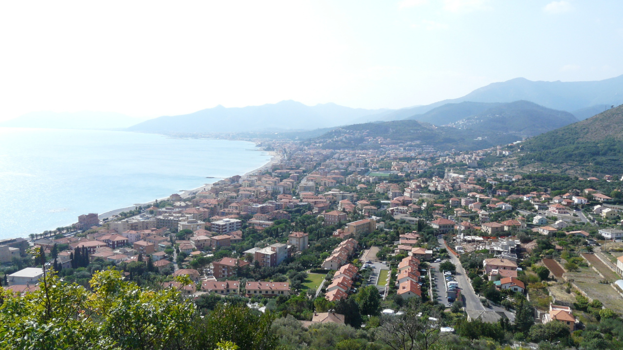 Панорама на курорте в Пьетра Лигуре, Италия