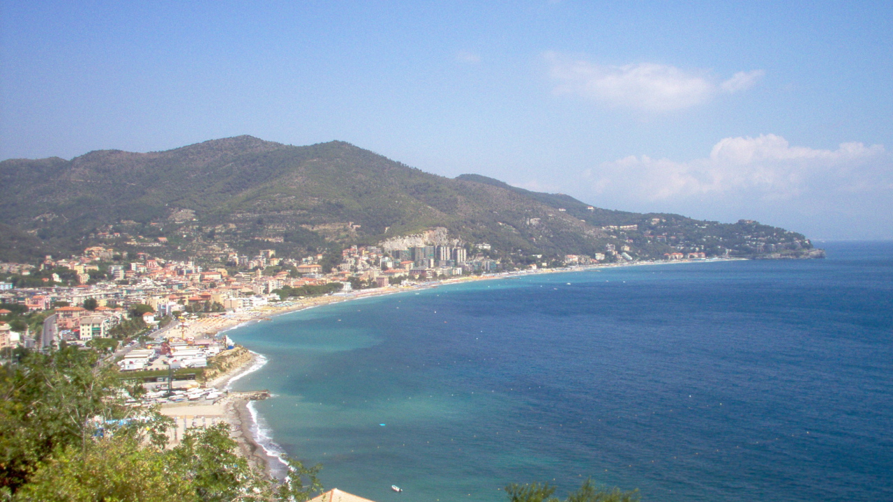 Панорама на курорте Споторно, Италия