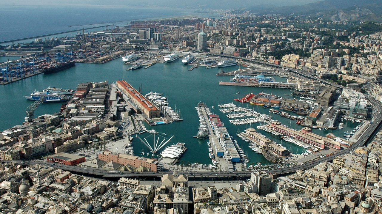 Панорама порта в Генуе, Италия