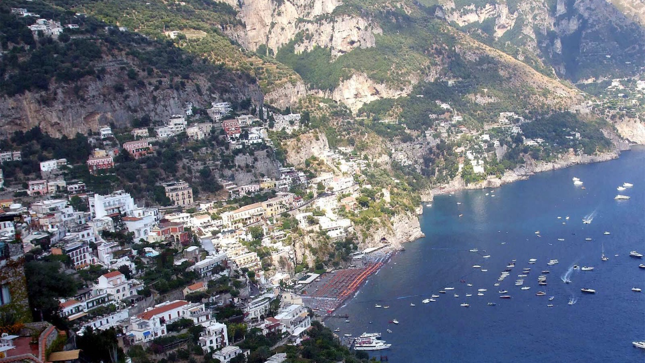 Панорама города на курорте Позитано, Италия