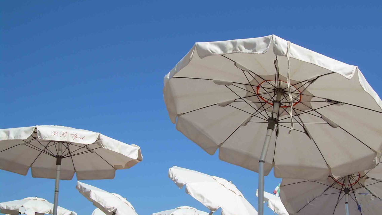 Пляжные зонтики на курорте Диано Марино, Италия