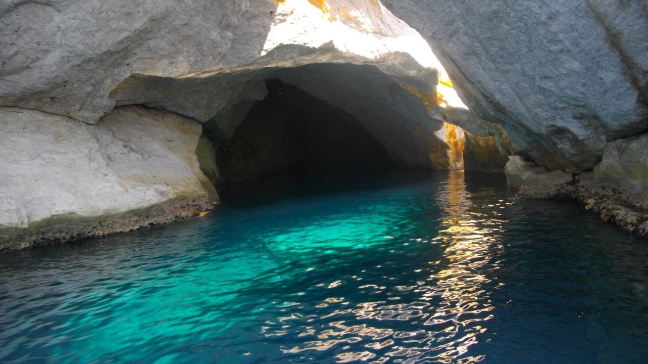 Проход среди скал на острове Понца, Италия