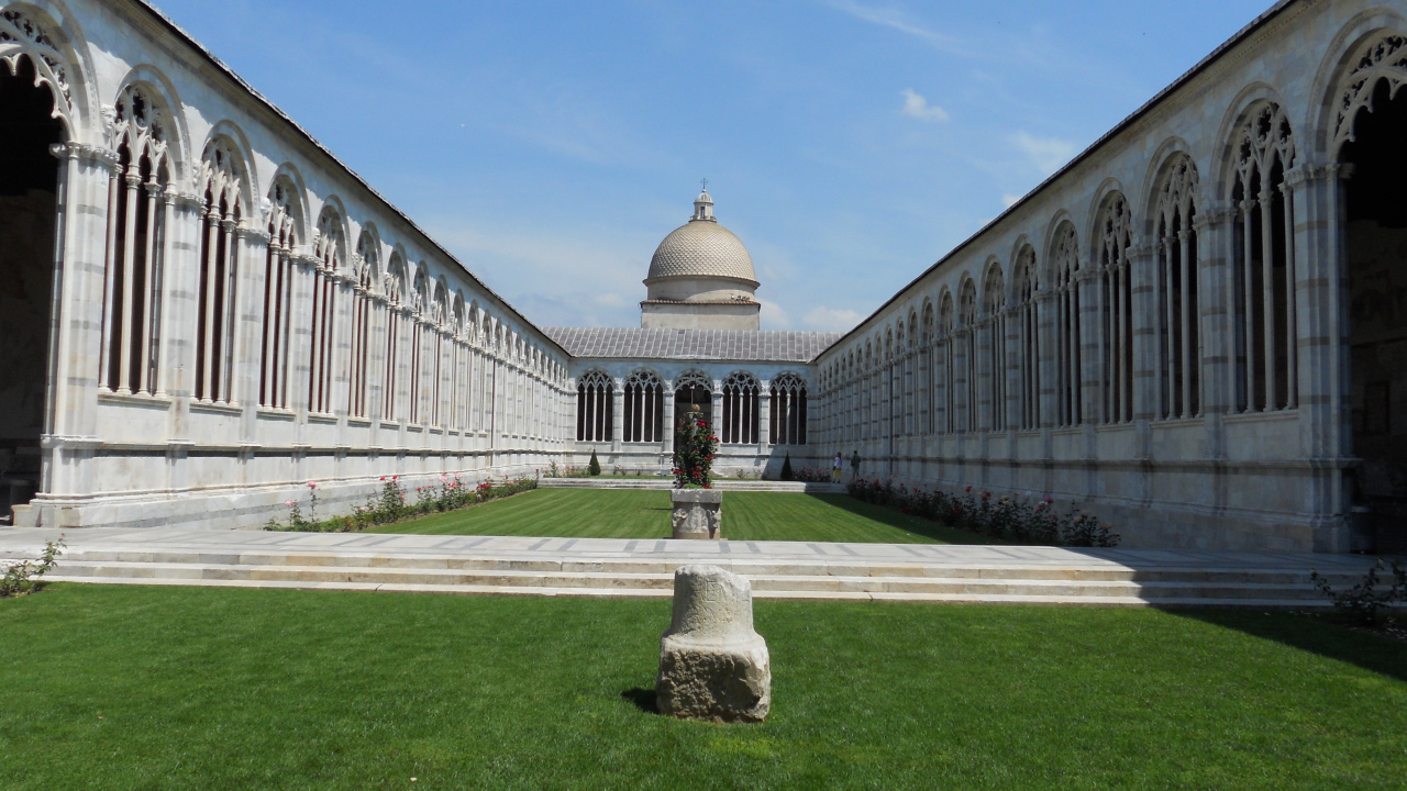 Внутренний дворик собора в Пизе, Италия