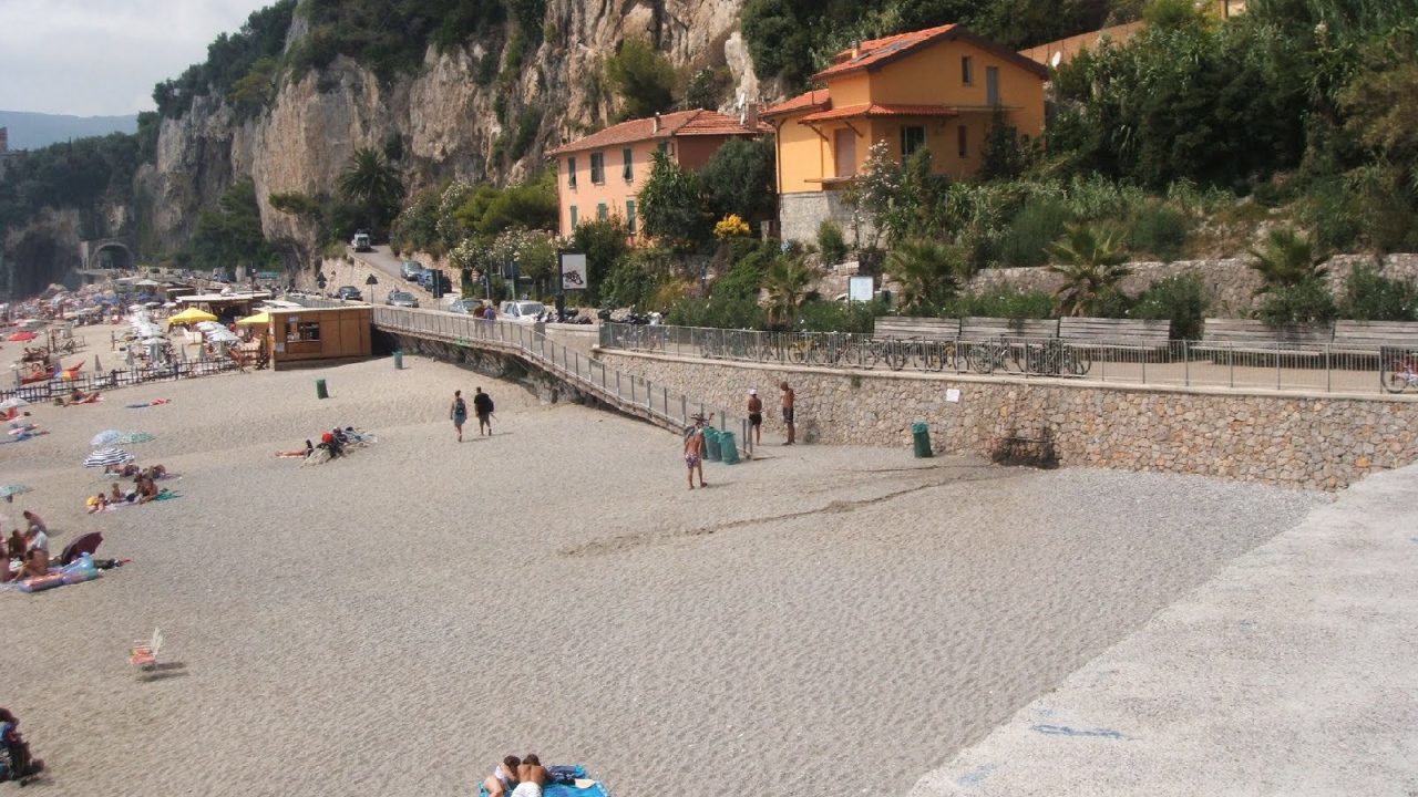 Отдых на пляже на курорте Финале Лигуре, Италия