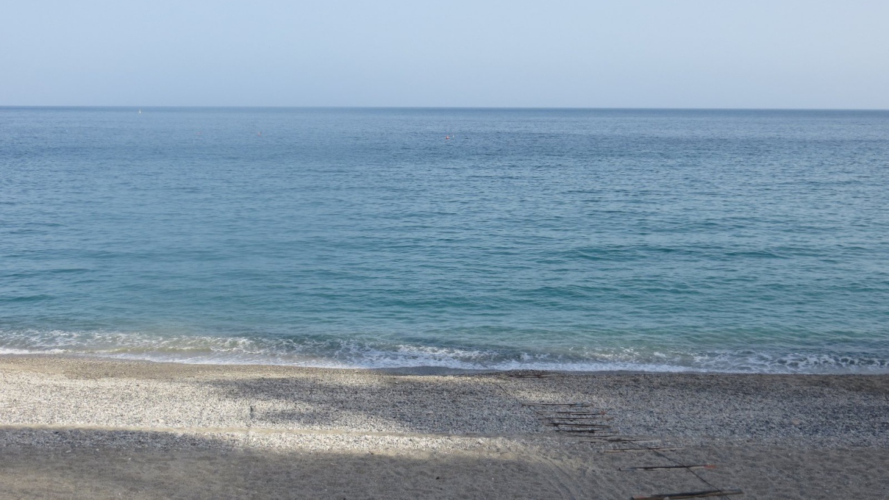 Отдых на пляже на курорте Споторно, Италия
