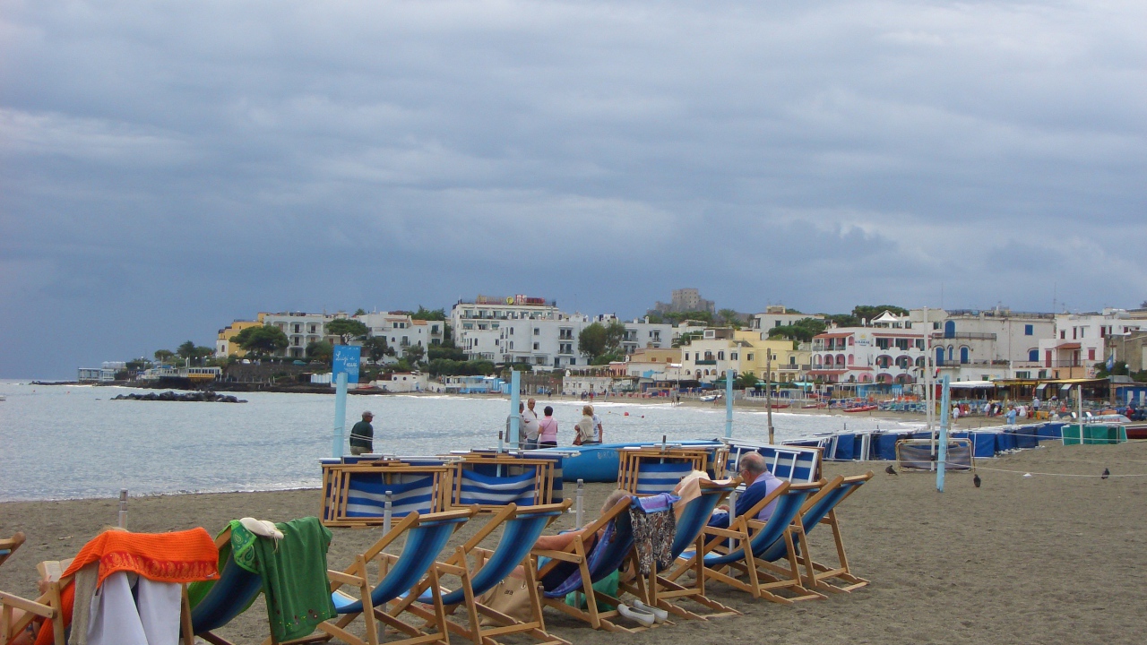 Отдых на пляже на острове Искья, Италия