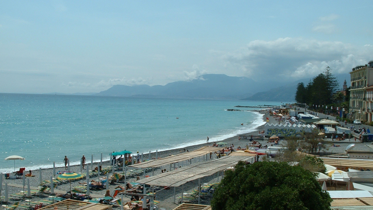 Отдых на пляже на курорте Бордигера, Италия