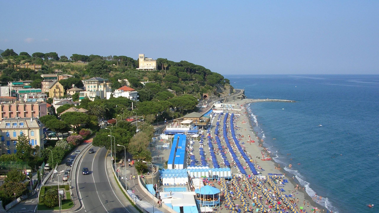 Отдых на пляже на курорте Челле Лигуре, Италия