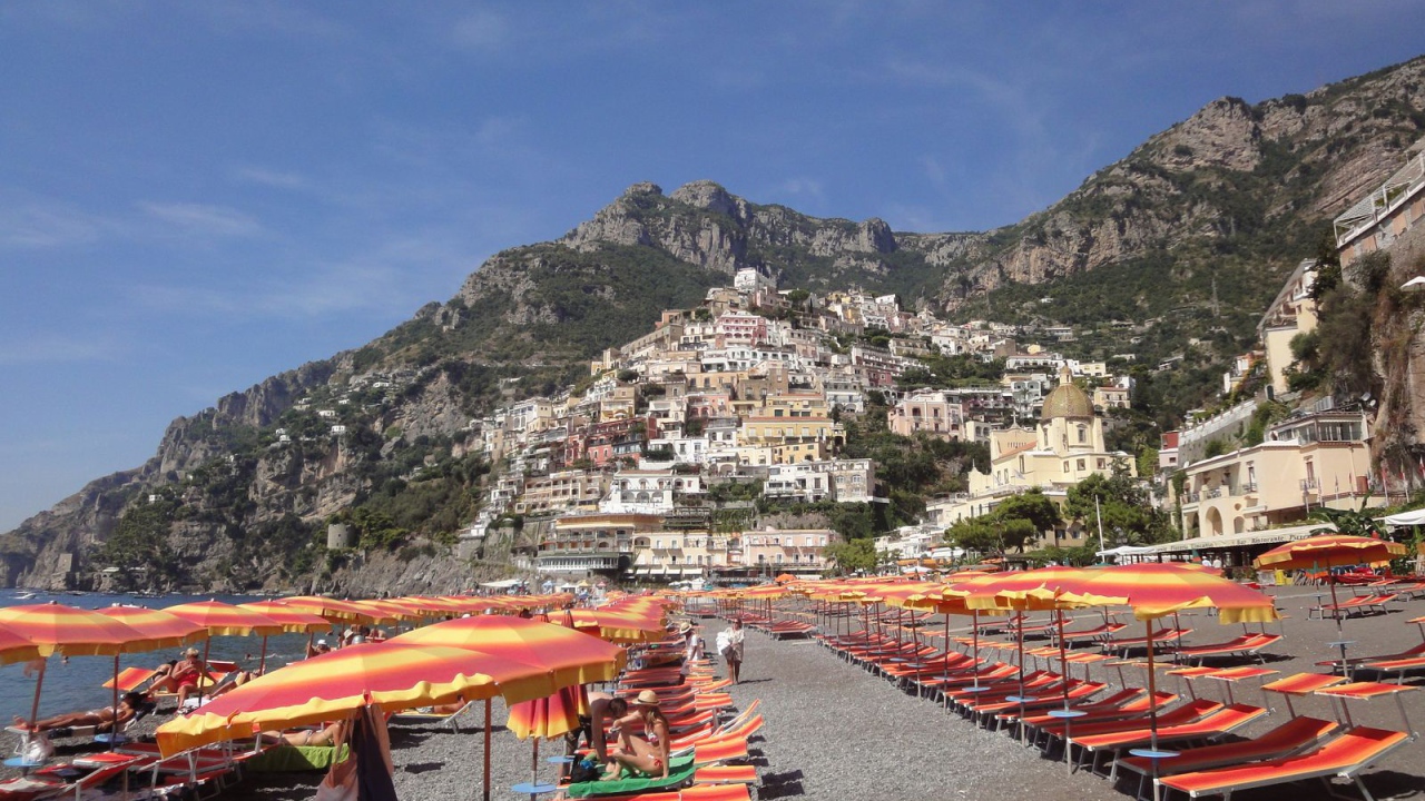 Отдых на пляже на курорте Позитано, Италия