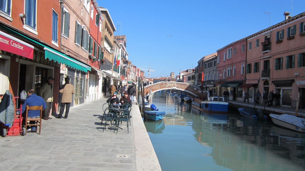 Отдых в уличном кафе на острове Мурано, Италия