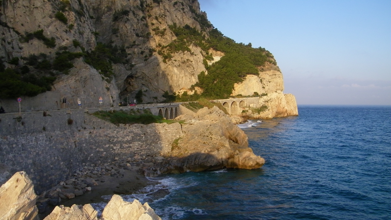 Скалистое побережье на курорте Ноли, Италия