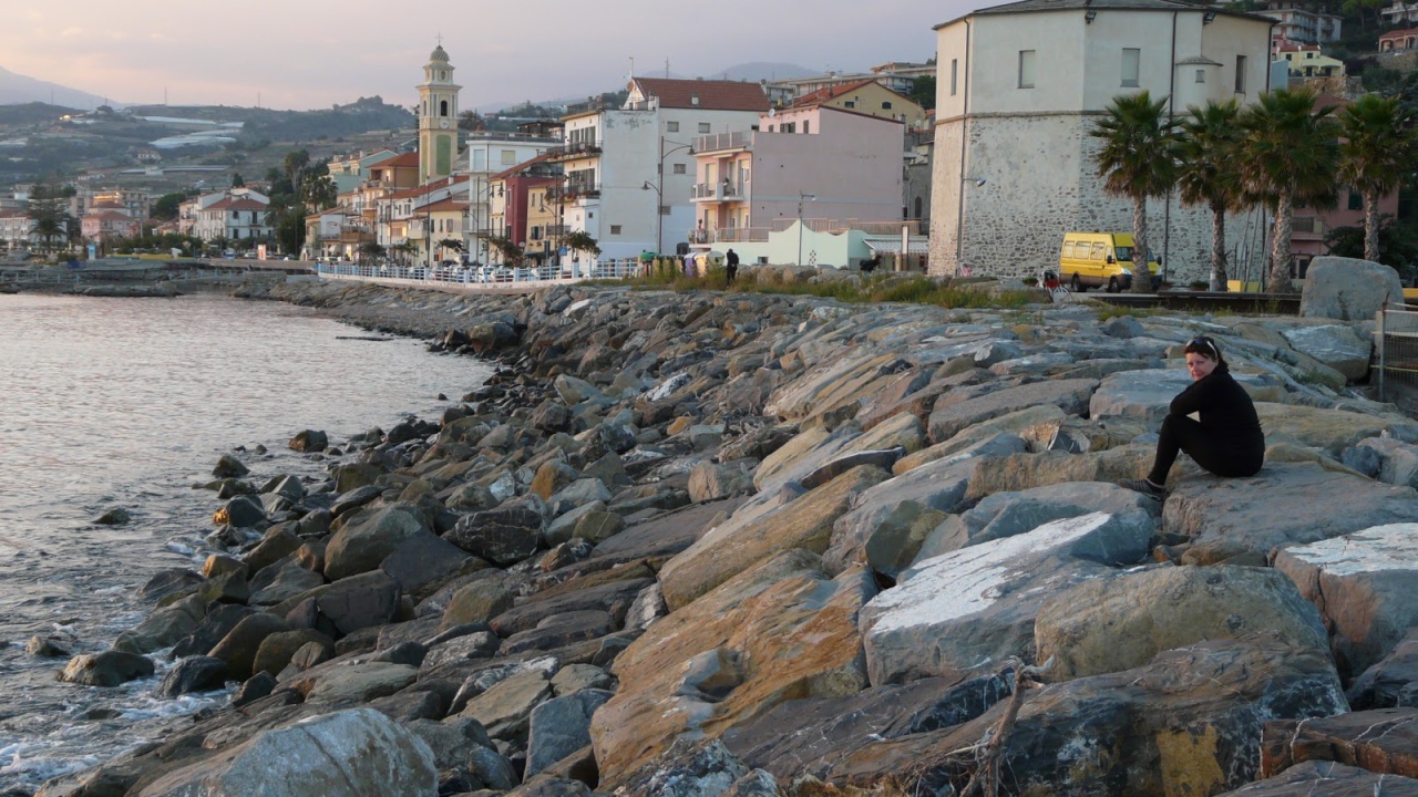 Каменистый берег в Санто Стефано аль Маре, Италия