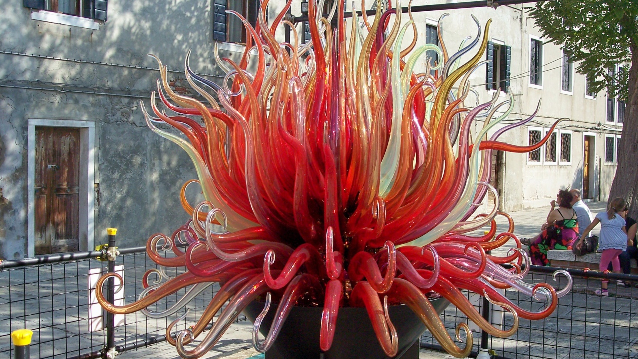 Скульптура из красного стекла на острове Мурано, Италия