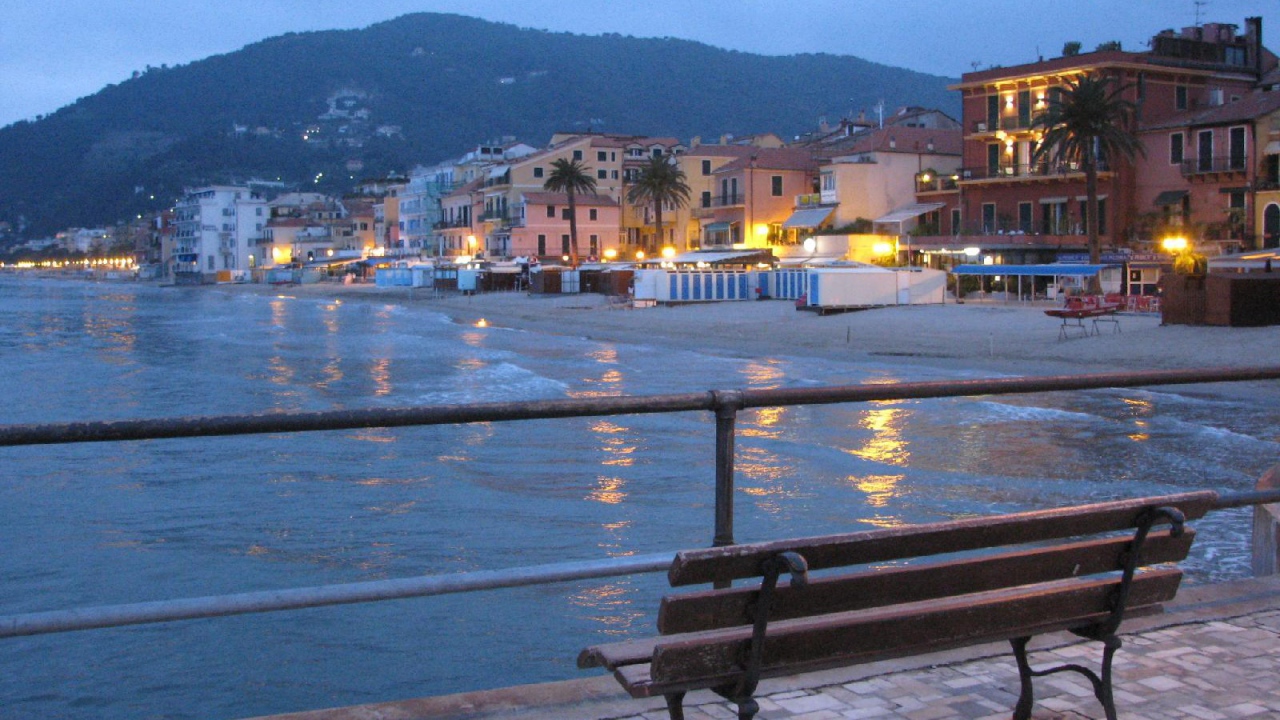 Лавка на набережной на курорте Алассио, Италия