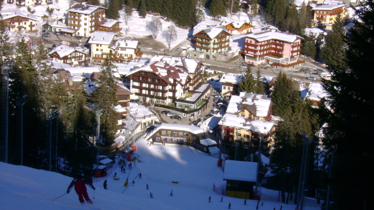 Лыжная трасса на горнолыжном курорте Мадонна ди Кампильо, Италия