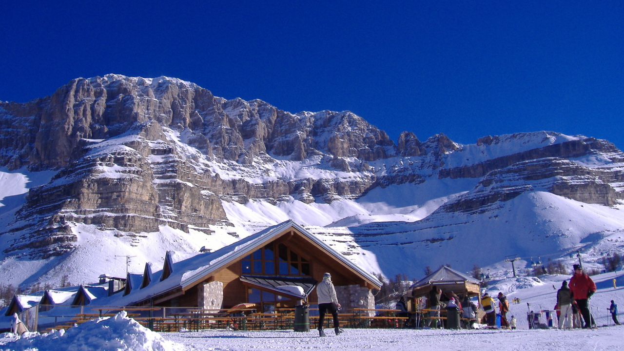 Горнолыжная база на курорте Мадонна ди Кампильо, Италия