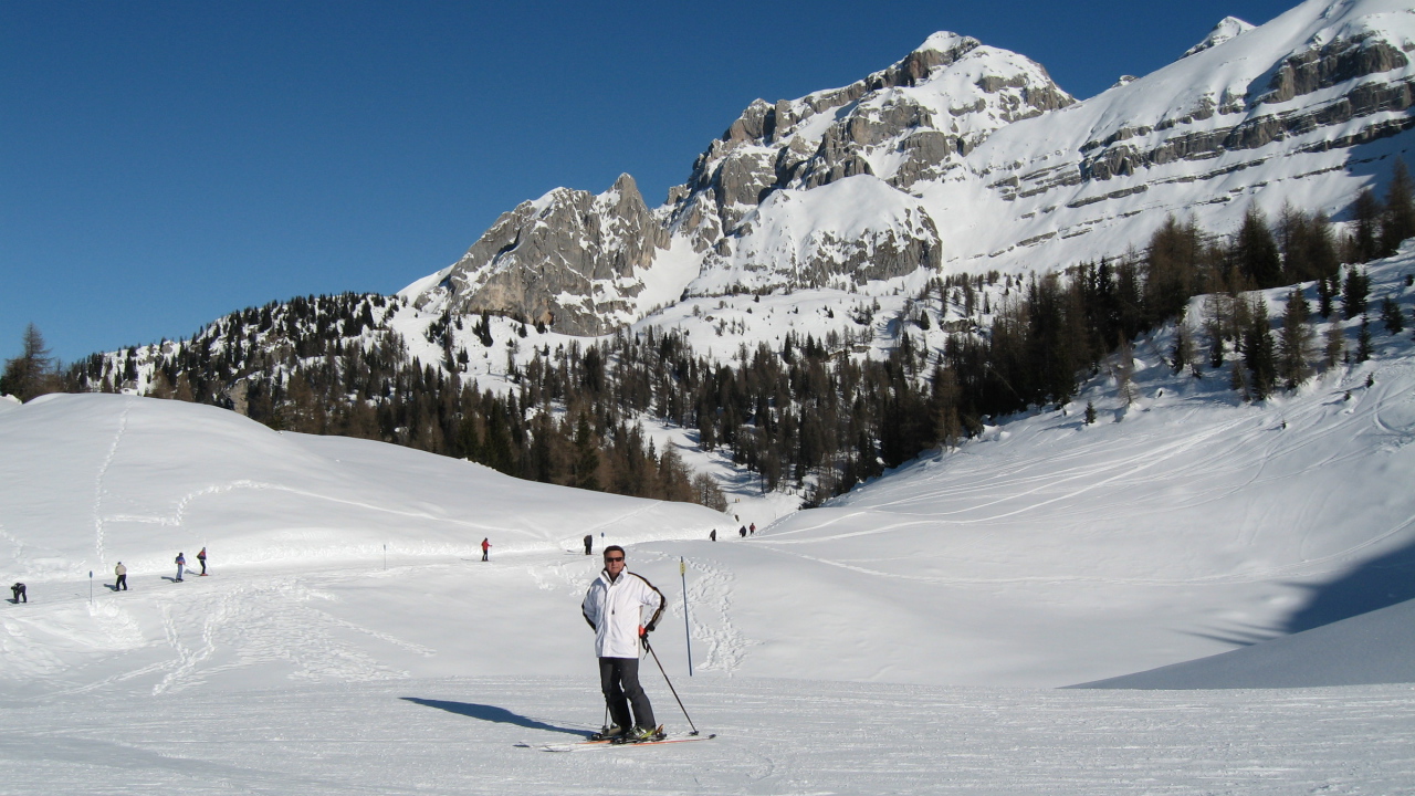 Катание на лыжах на горнолыжном курорте Мадонна ди Кампильо, Италия