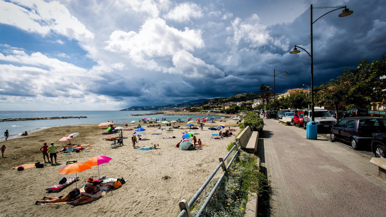 Весенний отдых на пляже в Санто Стефано аль Маре, Италия