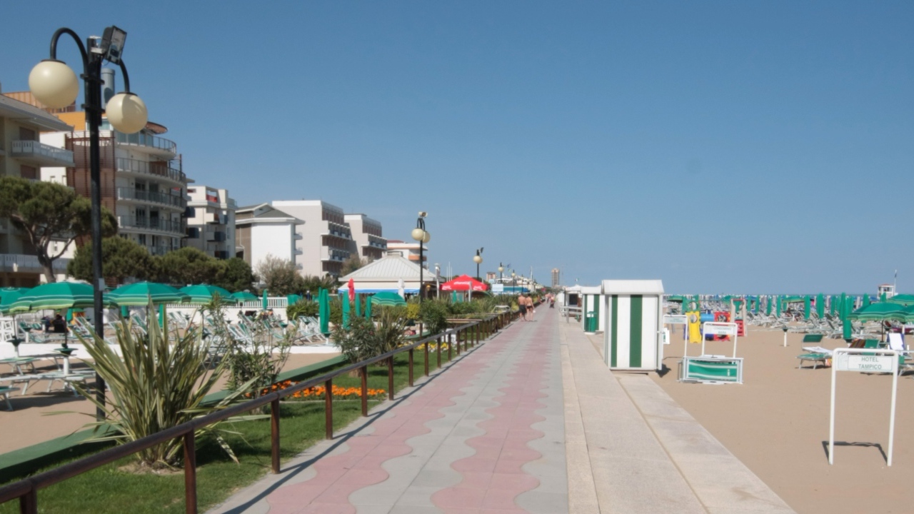 Весенний отдых на пляже на курорте Лидо ди Езоло, Италия