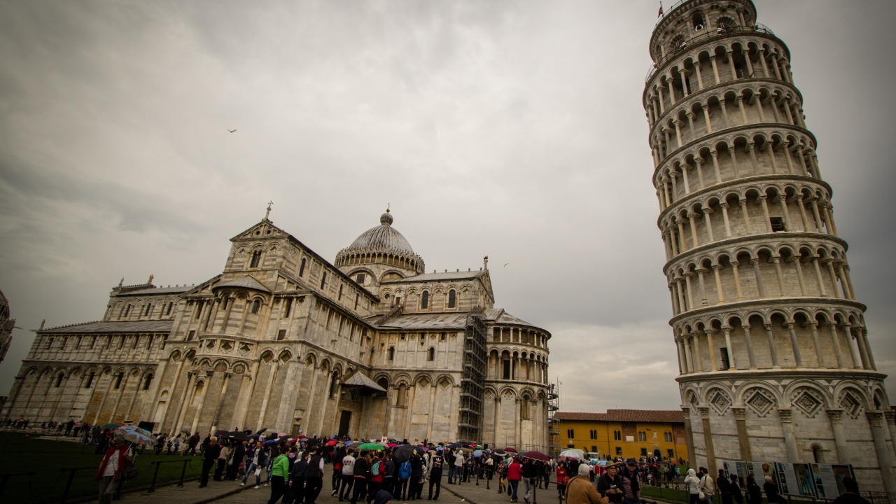 Площадь перед собором в Пизе, Италия