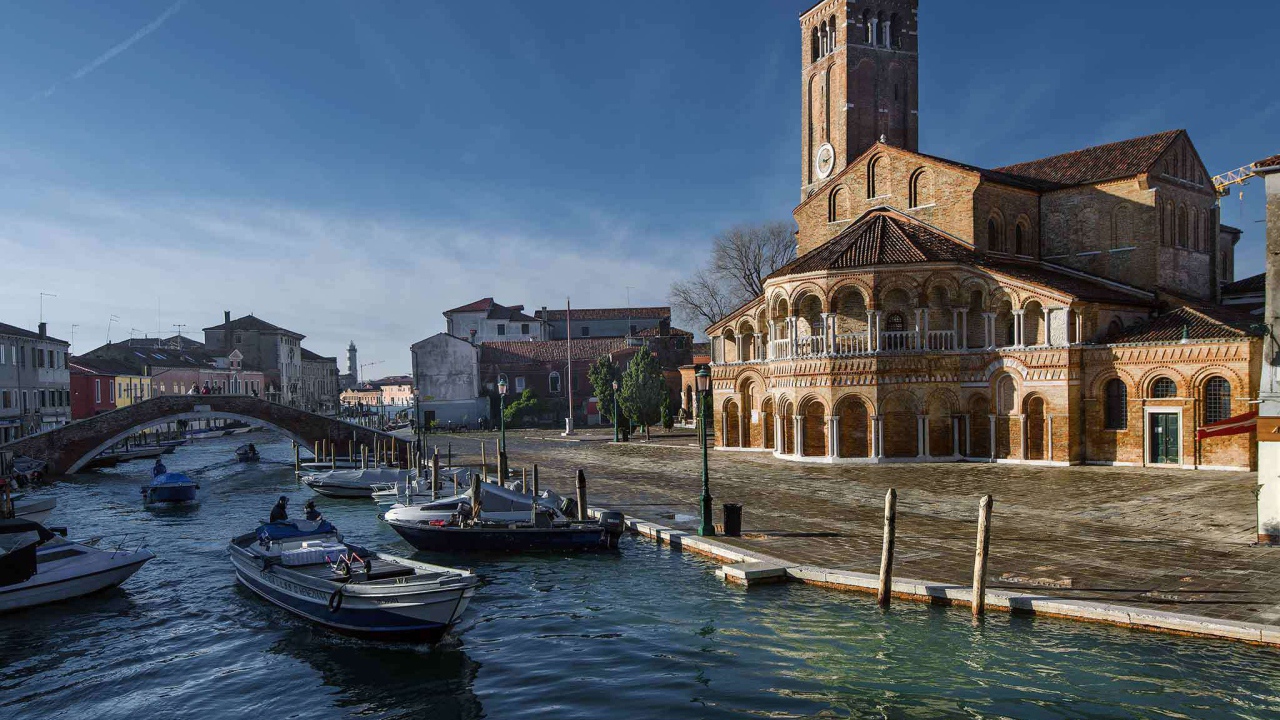 Базилика святой Марии на берегу канала на острове Мурано, Италия